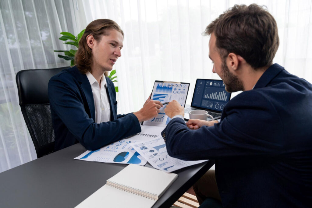 Financiële professional analyseert cashflow, rapportages en groeiplannen voor een bedrijf