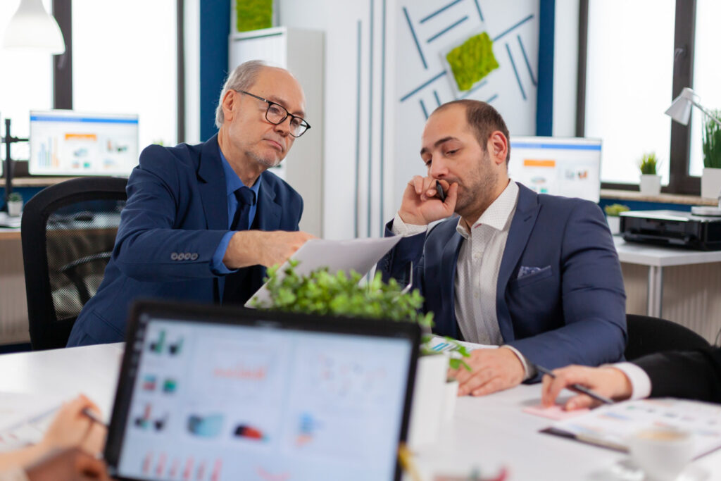 Interim CFO bespreekt financiële strategie, groei en investeringen met een bedrijfsteam